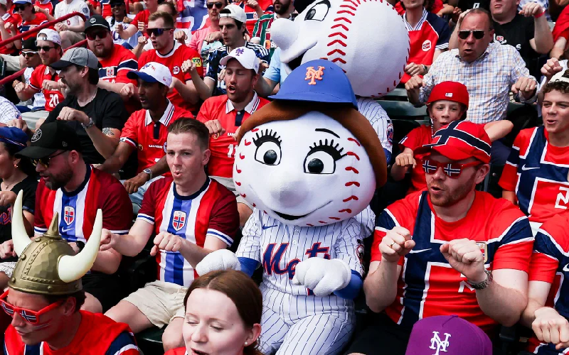 Norwegian fans at baseball game